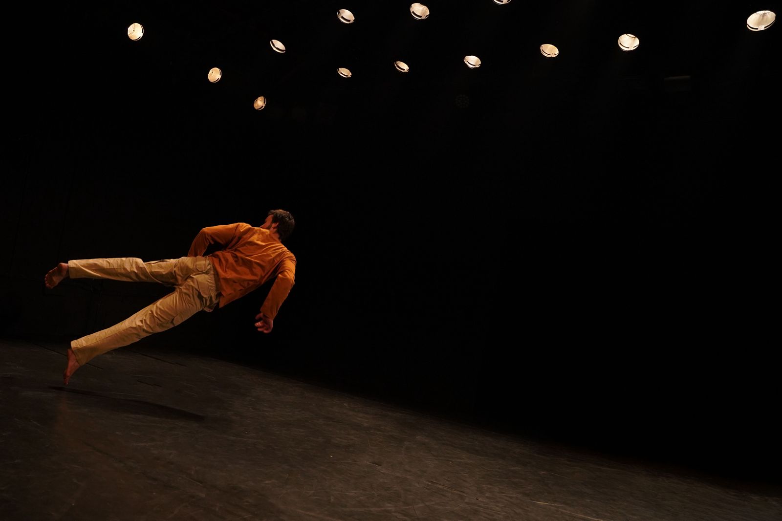 Noam Ben Israel performing